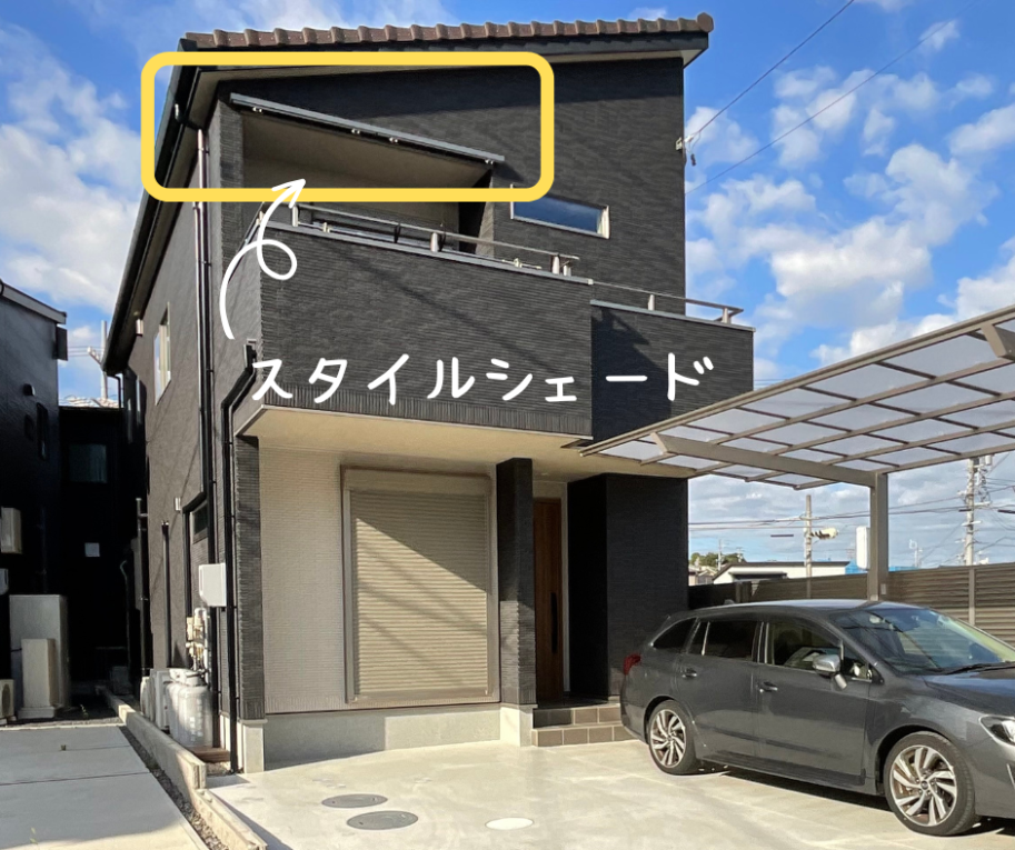 フラットスタイルカーポートとスマート宅配ポストのスタイリッシュエクステリア