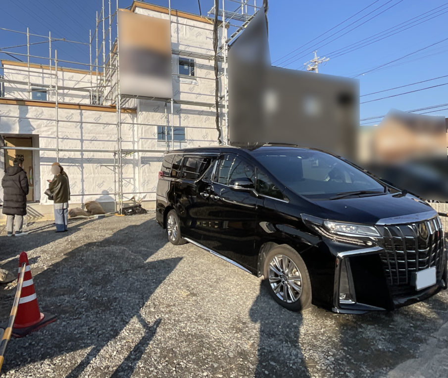 シックなカラーのモルタル仕上げ門塀とコンクリート土間仕上げ駐車場|施工前