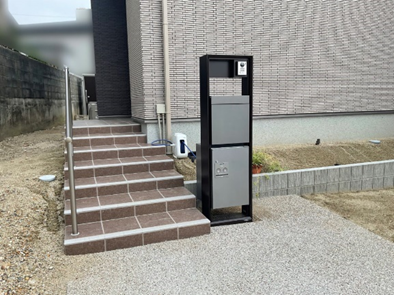 脚の不自由な母に配慮した玄関とアプローチ