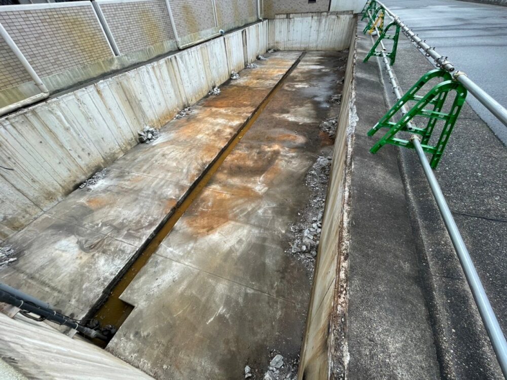 コスト削減。古い立体駐車場から平面化