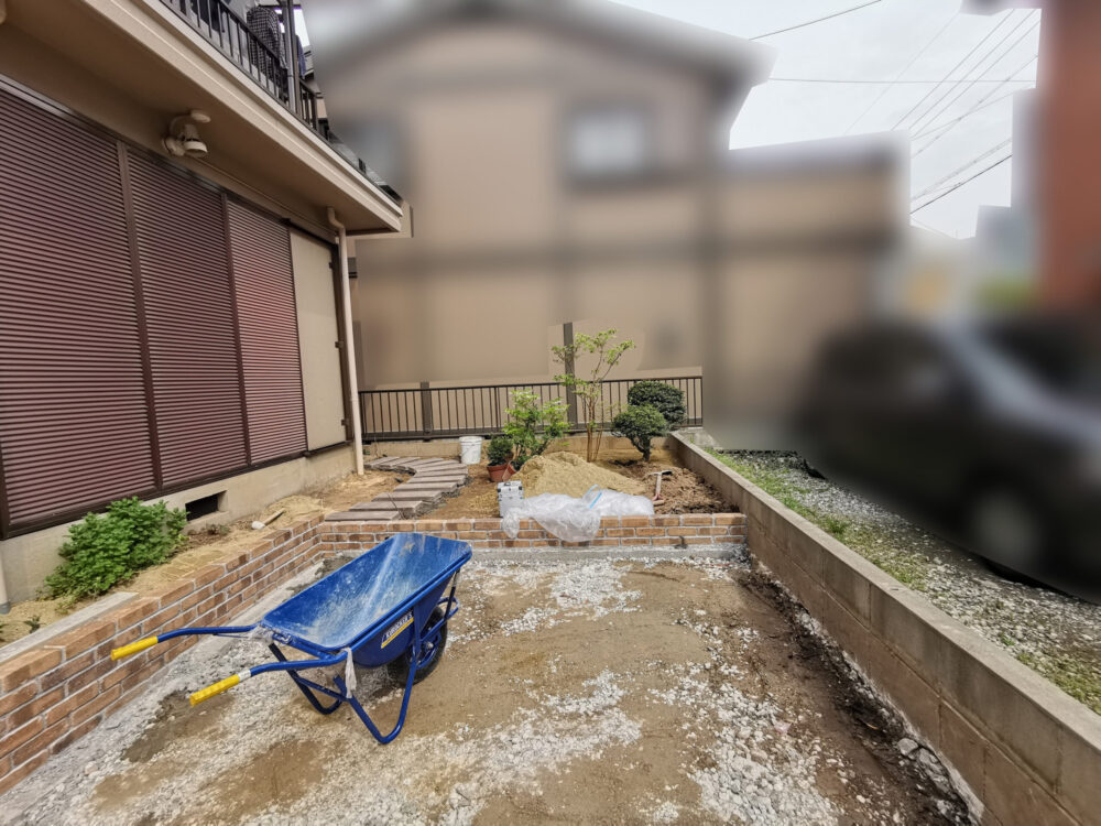 四季を織りなす花壇に囲まれた明るい駐車場　【中村区　O様邸】|施工前
