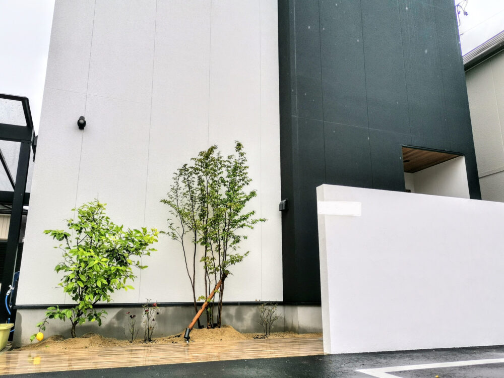 モノトーンでシンプルな建物にシンプルなデザインの門袖が統一感がありとてもマッチ！【春日井市　U様邸】