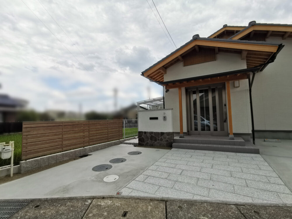 明るい木目のアクセントが映えるよう、外構はシンプルなデザインに！【小牧市　F様邸】